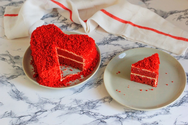 ハート型の赤いベルベットケーキ脇大理石テーブルスライス 無料の写真