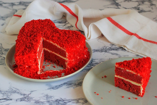 ハート型の赤いベルベットケーキ脇大理石テーブルスライス 無料の写真