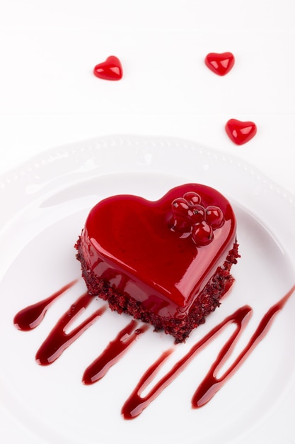 ハート型の赤いベルベットのケーキ プレミアム写真