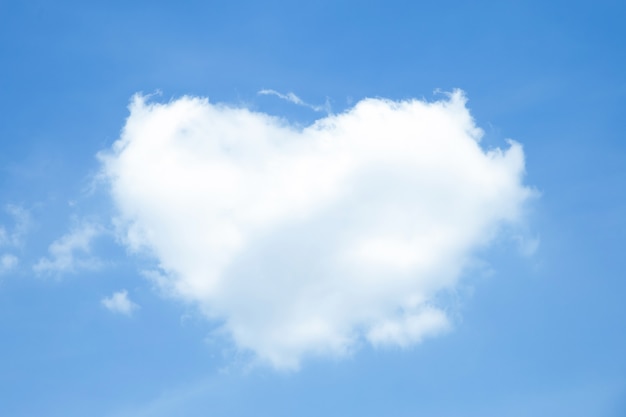 青い空にハート型の白い雲 プレミアム写真