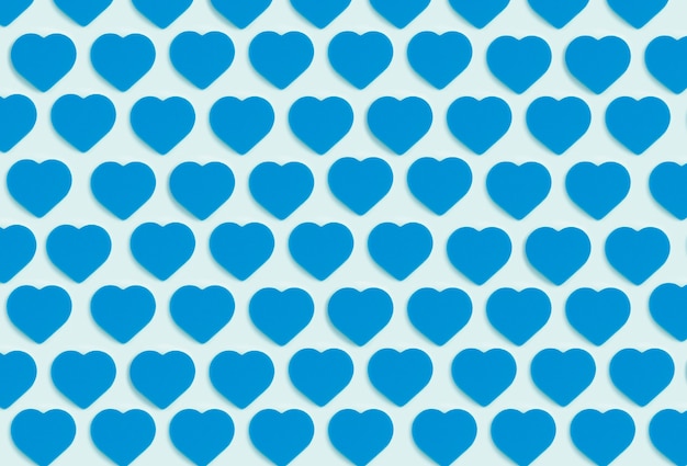 心の背景 青い背景に青いハートを切り抜いた色の飾り模様 愛 恋愛 壁紙 はがきの最小限のコンセプト プレミアム写真
