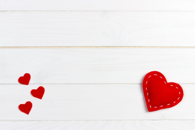 Hearts on white wood background. valentines day background | Premium Photo