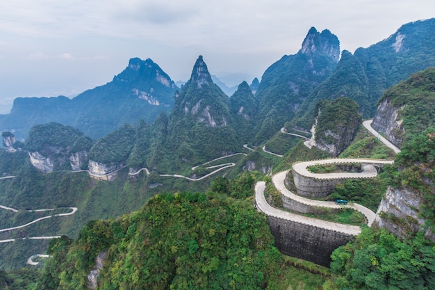 Heaven linking avenue of 99 curves road to heaven's gate zhangjiagie  tianmen mountain china | Premium Photo