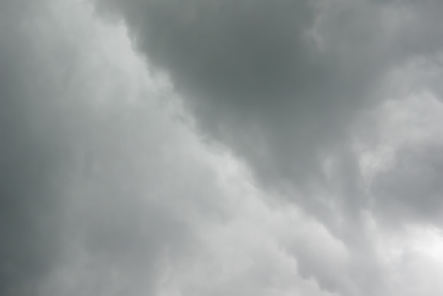 雨の前に空に重い灰色の雲 ストック画像 プレミアム写真