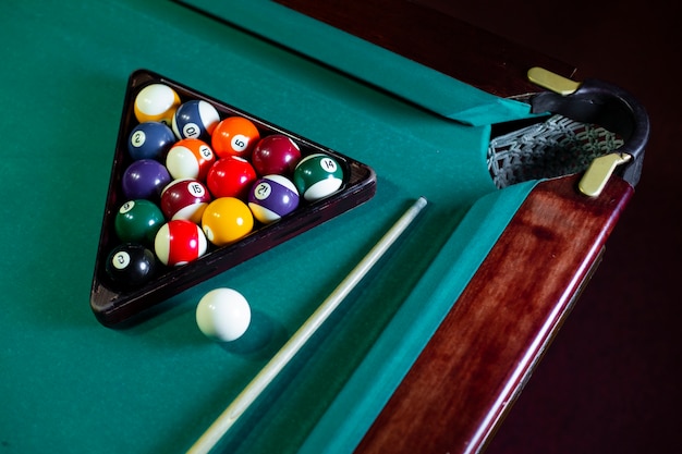 High angle arrangement with balls and triangle on pool table | Free Photo