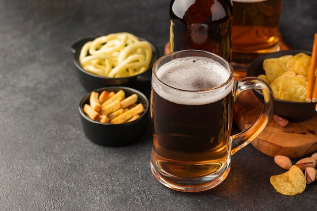 Boccale Di Birra Ad Alto Angolo E Snack Foto Gratis