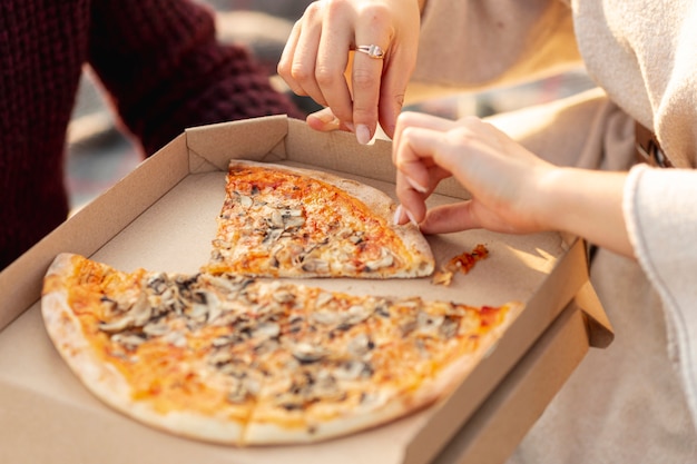 Pizza takeout obscenity ii. Заказать пиццу вместе. Best friends pizza.