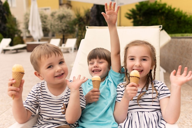 ハイアングルの子供たちがアイスクリームを食べる プレミアム写真