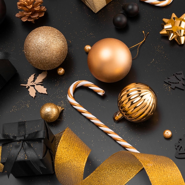 黄金のクリスマスの地球儀と装飾品の高角度 無料の写真