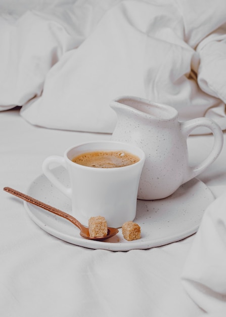 角砂糖と朝のコーヒーの高角度 無料の写真