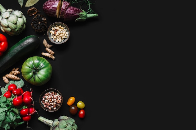 黒背景に様々な野菜の高い角度のビュー 無料の写真
