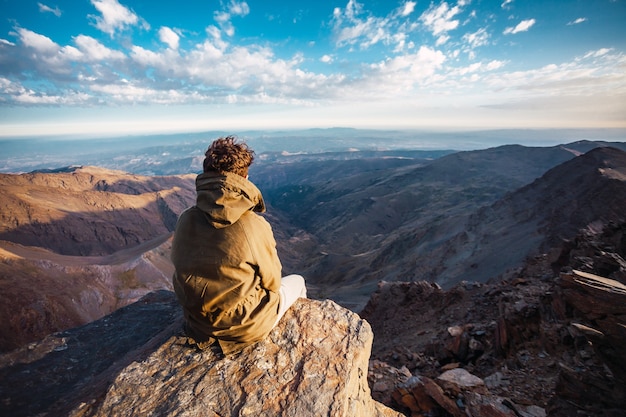 スペイン シエラネバダ山脈のムラセン山頂からの美しい景観を楽しむハイカー プレミアム写真