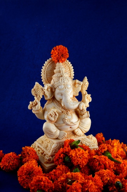 ヒンドゥー教の神ガネーシャ 青色の背景にガネーシャアイドル プレミアム写真