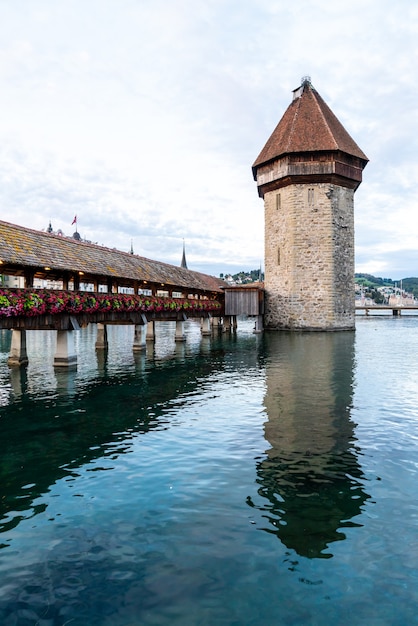 スイスの有名なカペル橋があるルツェルンの歴史的な市内中心部 プレミアム写真