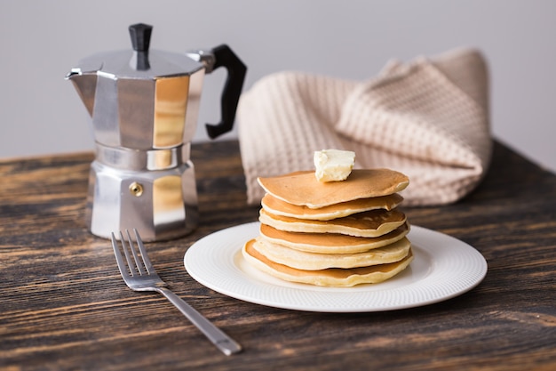 自家製アメリカンパンケーキ 健康的な朝の朝食 素朴なスタイル プレミアム写真