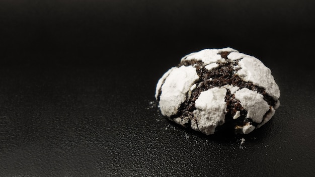 自家製チョコレートクッキー 粉砂糖のチョコレートブラウニークッキー プレミアム写真