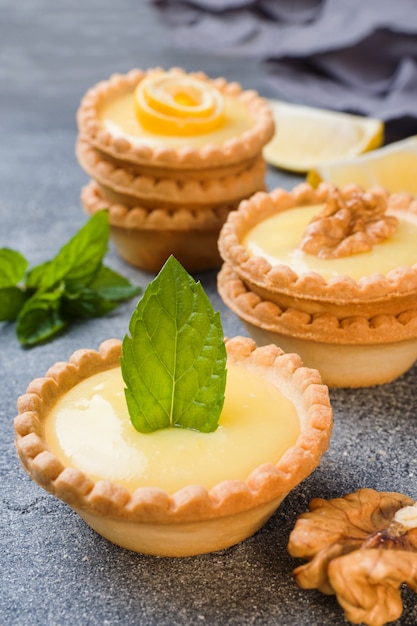 Premium Photo | Homemade Lemon Curd In Tartlets With Fresh Lemon And ...