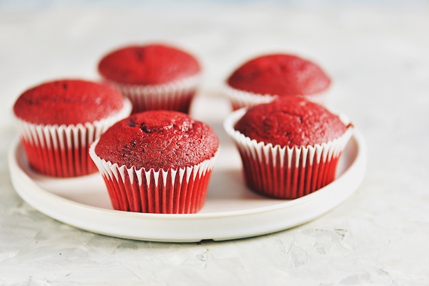 自家製の赤いベルベットのカップケーキ プレミアム写真
