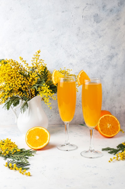 シャンペーンと自家製のさわやかなオレンジミモザカクテル 無料の写真