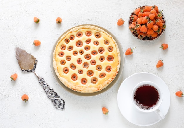 Homemade summer berry tar pie, different berries, golden raspberry, blackberry, red currant, raspberry and black currant, top view Free Photo