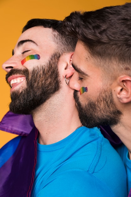 同性愛者の男が優しく彼氏の首にキス 無料の写真