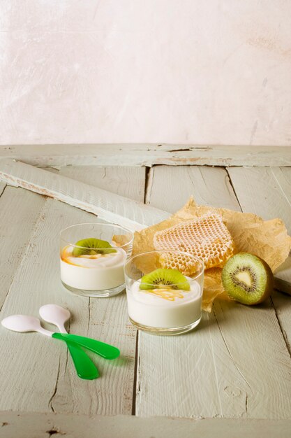 Honey and kiwi yogurt with copy space Free Photo