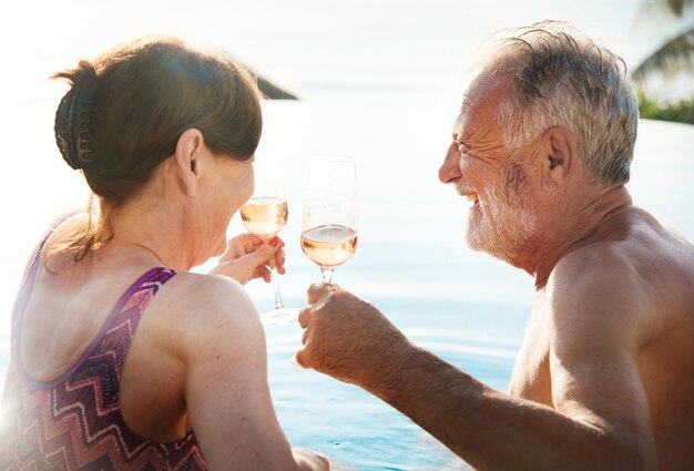 A honeymoon couple enjoying summertime Premium Photo