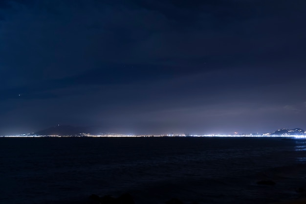 空と海の間の地平線 無料の写真