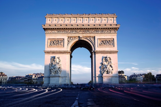 Horizontal view of famous arc de triomphe, paris, france Free Photo