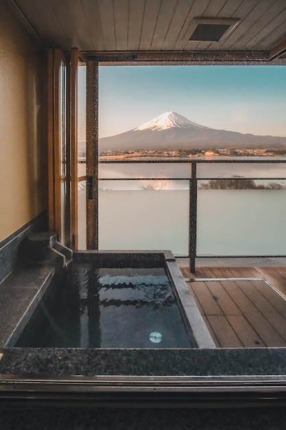 美しい富士山の景色を背景にした伝統的な旅館リゾートの温泉日本の温泉 プレミアム写真