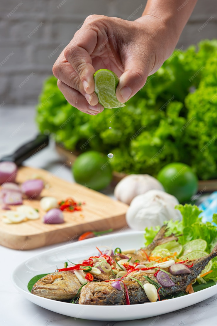 free-photo-hot-and-spicy-mackerel-decorated-with-thai-food-ingredients