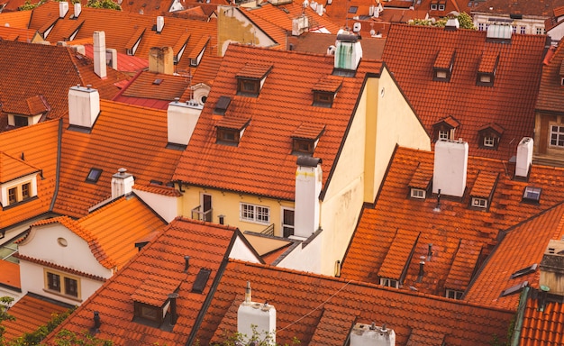 古代ヨーロッパの町 街並みの家の屋根 夏の観光と旅行 ヨーロッパの有名なランドマーク 人気の場所 プレミアム写真