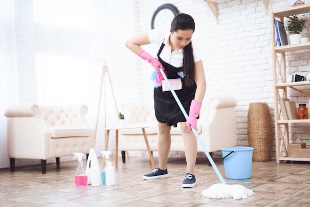 housekeeper wiping floor with mop detergents 99043 2809 - Apa Perbedaan TKI Sektor Formal dan Informal? Cek di Sini