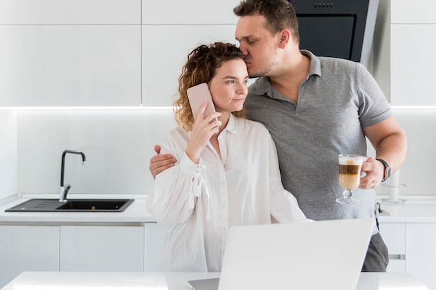 夫の妻の頭にキス 無料の写真