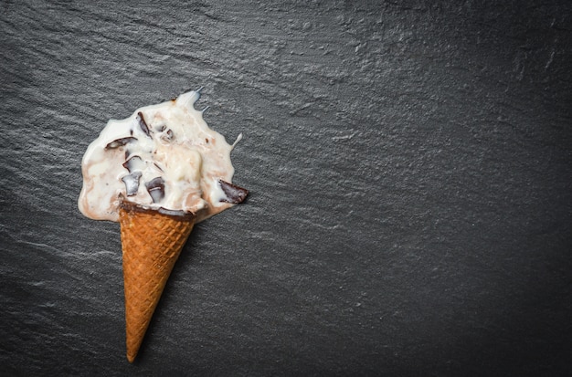 アイスクリームコーンバニラとチョコレートの滴る流れるアイスクリーム溶けるスクープ プレミアム写真