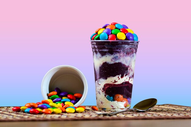 アサイーとカラフルなチョコレートのトッピングが入ったアイスクリーム プレミアム写真
