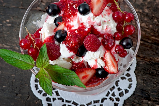Мороженое с ягодами | Премиум Фото
 Мороженое с Ягодами