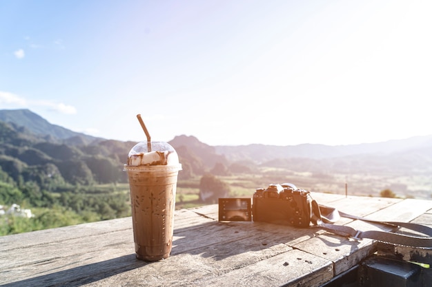 日光の朝のアイスモカコーヒーとマウンテンビュー プレミアム写真