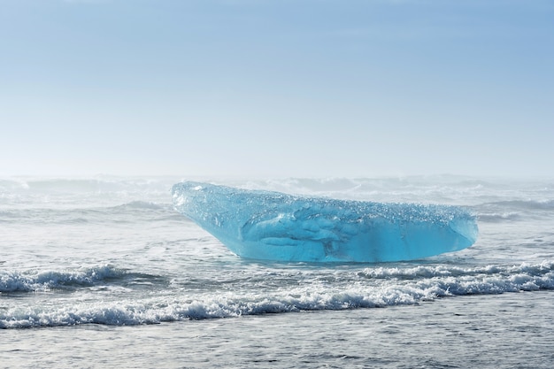 アイスランドのヨークルスアゥルロゥン氷河湖の氷山 無料の写真