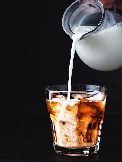 氷と砂糖のシロップとグラスのアイスコーヒー 無料の写真