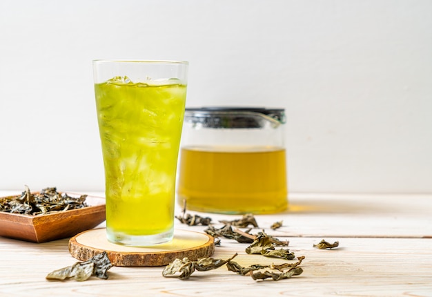 iced-japanese-green-tea-premium-photo