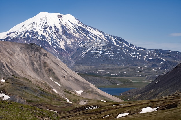 イチンスキー火山は ロシア極東のカムチャッカ半島の活火山です プレミアム写真