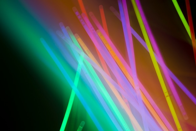 色のついた背景に照らされた輝くネオン管 無料の写真