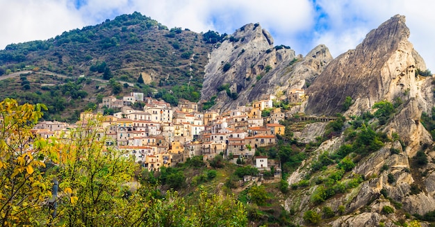岩の上の印象的な村カステルメッツァーノ バジリカータ州 イタリア プレミアム写真