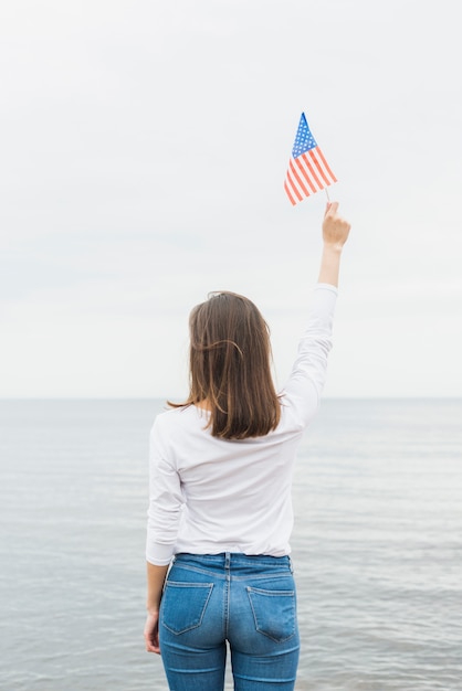 Independence day concept with woman at the sea | Free Photo