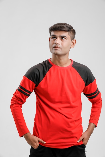 赤いtシャツと白で複数の表現を示すインド アジア人 プレミアム写真