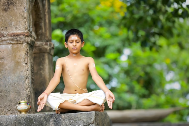 瞑想するインドの僧侶の子供 プレミアム写真
