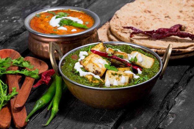 Indian punjabi cuisine palak paneer Premium Photo