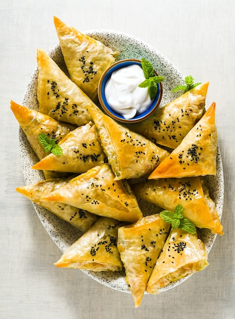 Premium Photo | Indian samosa made with phyllo with spicy potatoes and ...