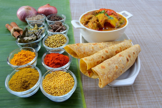 インドのスパイシーなジャガイモカレーまたはアルーマサラは ロティまたはチャパティで召し上がった プレミアム写真